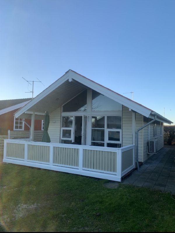 Sknt sommerhus i Kerteminde med en fantastisk beliggenhed i anden rkke til vandet ☀️⛱️🌊
