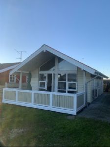 Sknt sommerhus i Kerteminde med en fantastisk beliggenhed i anden rkke til vandet ☀️⛱️🌊
