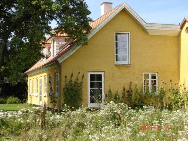 Hovedbygning med terrasse fra st 