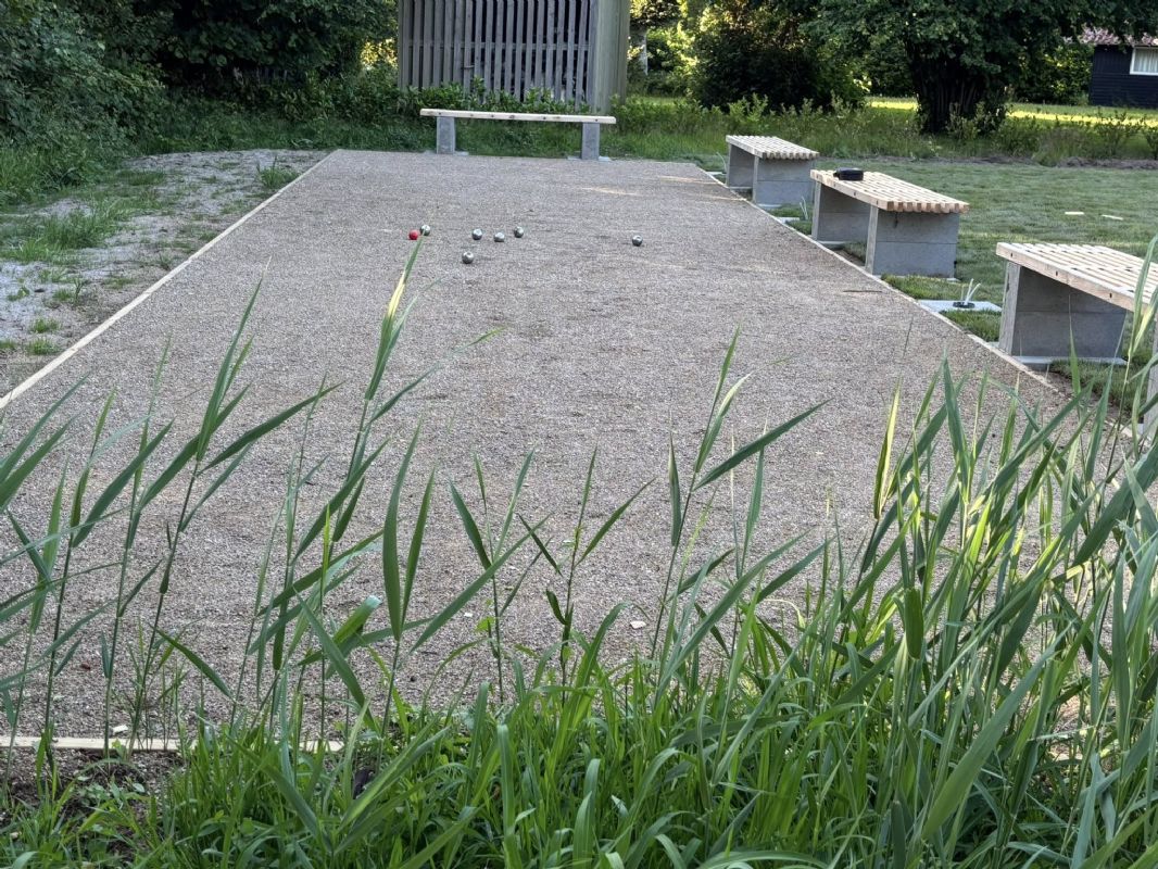 Stor petanquebane med bnke og pointtavle 