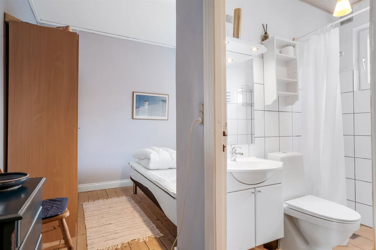 Bad /toilet ved sovevrelse hovedhus