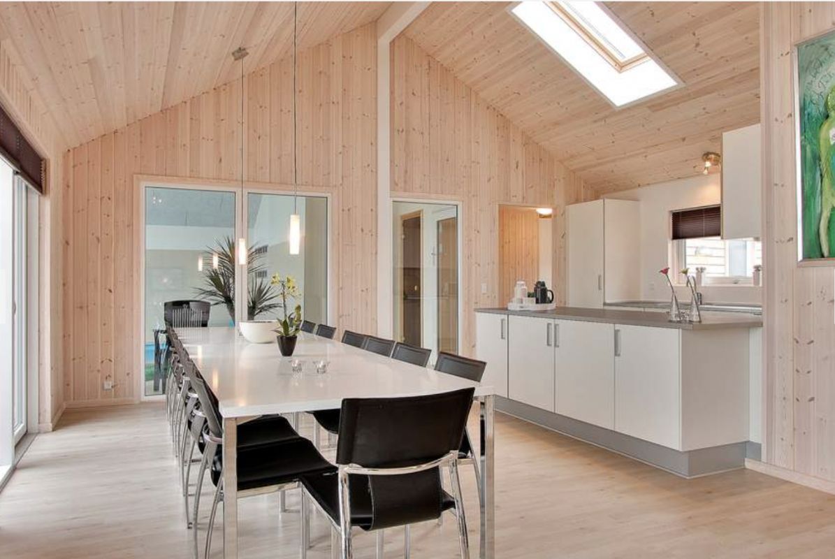 Spisebord med plads til 16