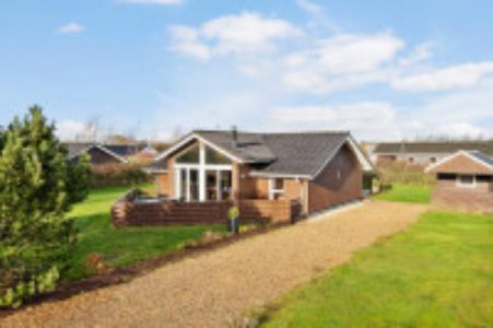 Wundersch�nes, familienfreundliches Ferienhaus auf einem gro�en, unverbaubaren Grundst�ck. Viel Platz f�r 7 Personen. Hier ist f�r Kinder und Erwachsene gleicherma�en etwas dabei.
