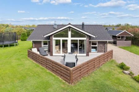 SKAVEN  STRAND        NEU RENOVIERT.  AB 01.10.2026  FREI  .             Wundersch�nes, familienfreundliches Haus auf einem gro�en Grundst�ck. Viel Platz f�r 7 Personen. F�r Kinder und Erwachsene gleicherma�en etwas dabei. Im Garten Sauna und Whirlpo