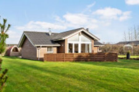 SKAVEN  STRAND        NEU RENOVIERT.  AB 01.10.2026  FREI  .             Wundersch�nes, familienfreundliches Haus auf einem gro�en Grundst�ck. Viel Platz f�r 7 Personen. F�r Kinder und Erwachsene gleicherma�en etwas dabei. Im Garten gibt es ein Wildm