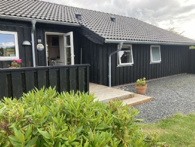 Lyst, velindrettet sommerhus t�t p� strand