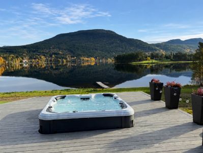 Lakefront Villa Vr�dal � Eksklusiv s�villa med jacuzzi, sauna og aktivitetsrum